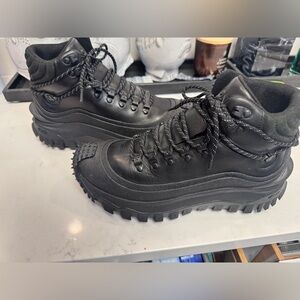 Like New Moncler Trailgrip GTX Black Hiking Boots. size 41.5 8.5 Leather